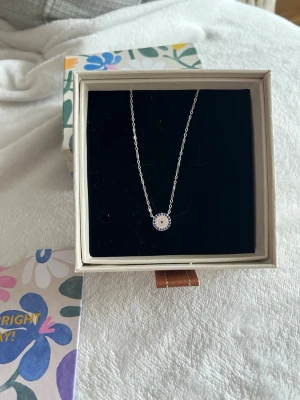 Silvrigt halsband  - Fint silvrigt halsband som aldrig kommit till användning, presentlådan ingår också! Tror att det är från Ur&penn