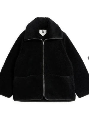 Svart teddyjacka med dragkedja - Den slutsålda svarta teddyjacka från arket med hög krage