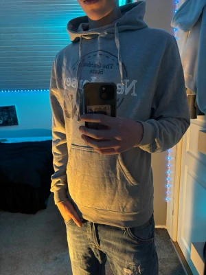 New jersey hoodie - Snygg stilren new jersey hoodie som ej säljs längre! Bra passform och passar till de mesta!