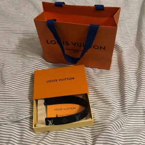 Svart Louis Vuitton armband - Snyggt svart Louis Vuitton armband som är oanvänt. Väldigt fräscht och lyxigt armband som kan göra mycket skillnad på din outfit!