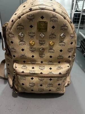 Mcm ryggsäck beige M - Snygg Mcm ryggsäck med fina detaljer använt några gånger fast fortfarande i bra skick i storlek M skriv för mer bilder!