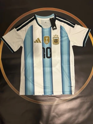 Argentina Messi 10 - Tvärfet Argentina tröja. Helt ny, oanvänd med taggen kvar. Det är VM tröjan för 2026