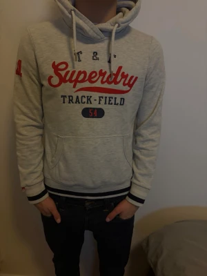 Vintage Superdry Hoodie - Fin Hoodie i storlek S. Jag på bilden är 177 och är lite liten på mig.