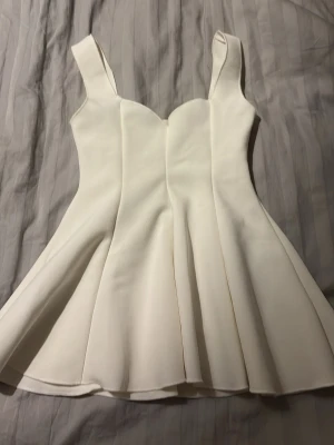 Vit topp - Vit figursydd topp med flow nere superfin! Använd 1 gång, köpt på Zara i Spanien 