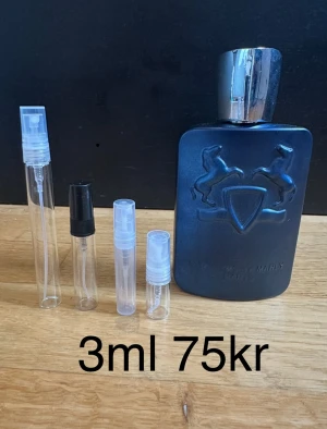 Parfums de Marly layton 3ml - Säljer Parfums de Marly Layton i en parfym dekant - 3ml. Basen är djup och elegant med vanilj, peppar, patchouli och tränoter, vilket ger en krämig, kryddig och sofistikerad avslutning. En kraftfull och lyxig doft som passar perfekt för kallare väder och vintertid, särskilt när man vill ha något varmt, kryddigt och exklusivt ❄️☃️ Priset står för 3ml. 3ml är ungefär 45st sprays. FINNS ÄVEN I 2,3,5,10ML KOLLA PROFILEN FÖR ANDRA STORLEKAR ! | 2ml 55kr | 3ml 75kr | 5ml 109kr | 10ml 199kr | 