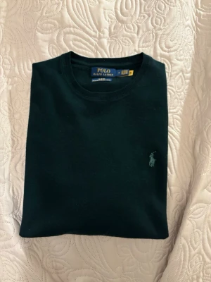 👕 Ralph Lauren tröja – Grön, storlek M -  👕Helt NY  Ralph Lauren tröja – Grön, storlek M  Säljer en snygg Ralph Lauren-tröja i grön färg, perfekt för både vardag och finare tillfällen ✅ Tröjan är nästan ny och använd mycket sparsamt, i toppskick ✅Mjuk och bekväm kvalitet med bra passform som sitter snyggt på kroppen ✅ Lätt att matcha med jeans eller chinos och funkar året runt ✅  Storlek: M ✅ 💰 Pris: 999 kr vid köp separat ✅ 💰 Köp båda mina Ralph Lauren-tröjor (inkl. den blåa) för 1600 kr – 800 kr styck ✅ Pris går såklart att diskutera