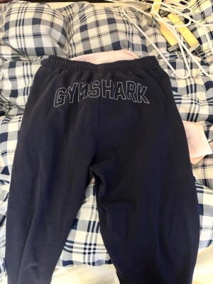 Gymshark byxor - Mjukisbyxor från gymshark!! Finns inte kvar på hemsidan, fint skick! :) Storlek S och väldigt bekväma. Tryck på rumpan, kan ha några små missfärgningar på benet men det är inget som jag kan se! ;D kan gå ned lite i pris vid snabb affär 😁