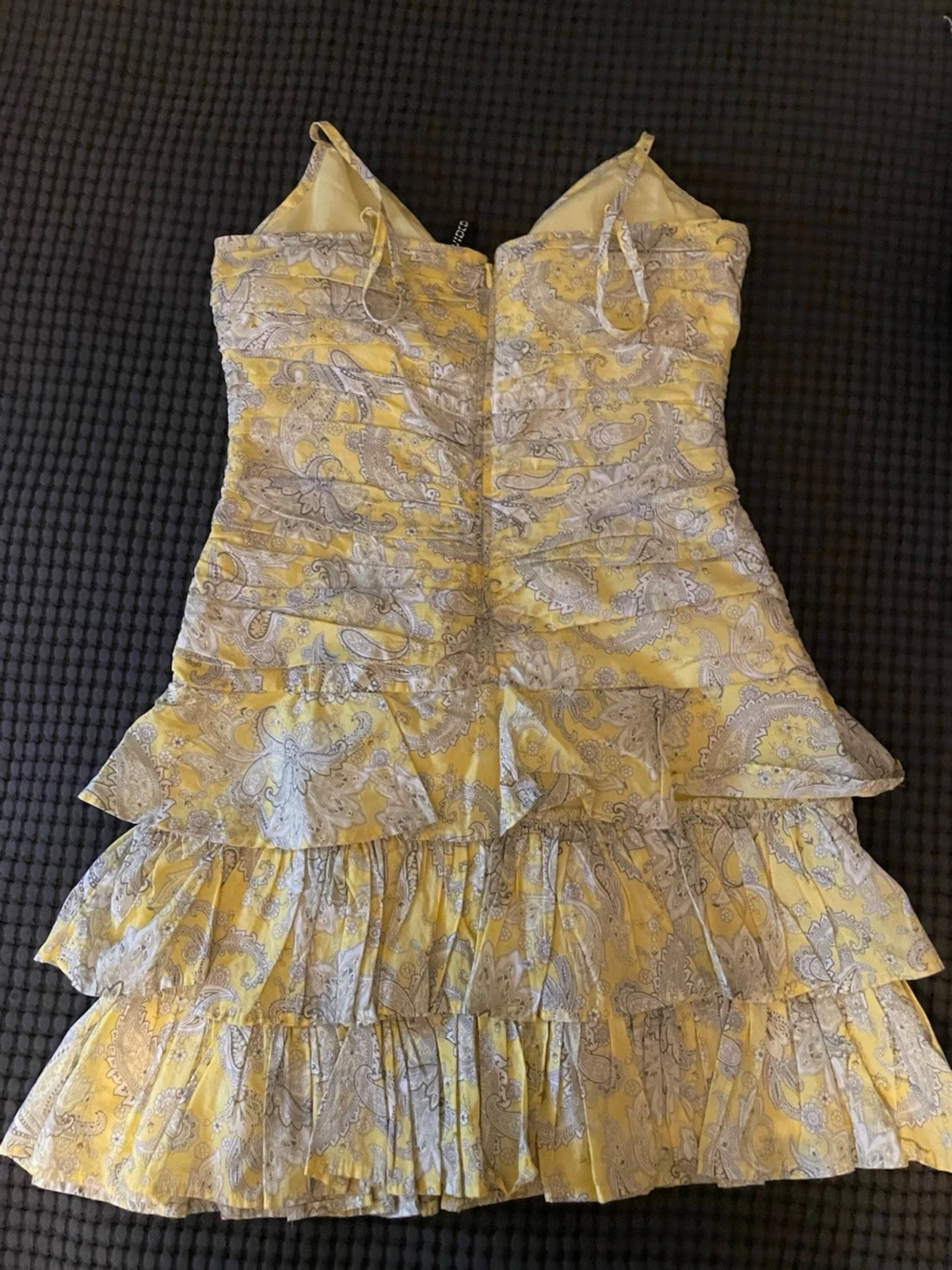 Gul klänning med mönster  - 1