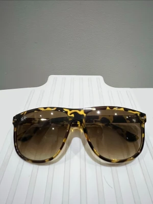 Ray-Ban Solglasögon  - Tjena, säljer dessa helt nya och tvär snygga Ray-Ban solglasögon med typ gul leopardfärg. Skriv gärna vid intresse! 