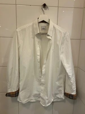 Burberry skjorta  - En tvär fet burberry skjorta med ett nypris på 6500. Köpt ny och använd försiktigt. Inga fläckar eller hål. Storlek Medium herr. Modellen är 188 och väger 73. Säljs för 1049. Går inte att hitta en äkta i detta dunder skick för bättre pris! Bara att skriva ifall ni har frågor eller undrar något. Mvh Viktor. 