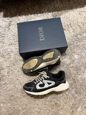 Dior b30 ÄKTA - Dior b30 köpta i affär i Irland, försiktigt använda men haft i bruk i ca 1 och ett halvt år. Kvitto samt seriekod finns så inga konstigheter angående äkthet. Dustbag medföljer