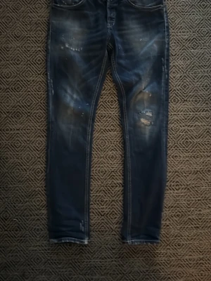 Dondup George jeans  - Tja, säljer nu mina sjukt snygga dondup George jeans, storlek 34! Sjukt snygga med alla slitningar! Dem är i nyskick, lappen är bara borttagen! Nypris 4000! Säljer dem för 1199! Priset går att diskutera! Skriv om det finns frågor eller liknande!