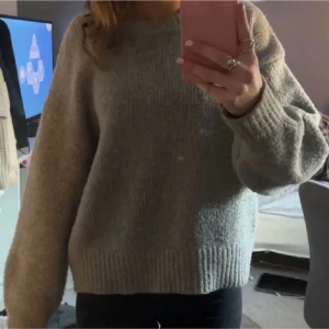 Grå stickad tröja från Bik Bok - Mysig grå stickad tröja från Bik Bok, använd fåtal gånger så den är i väldigt bra sick💕