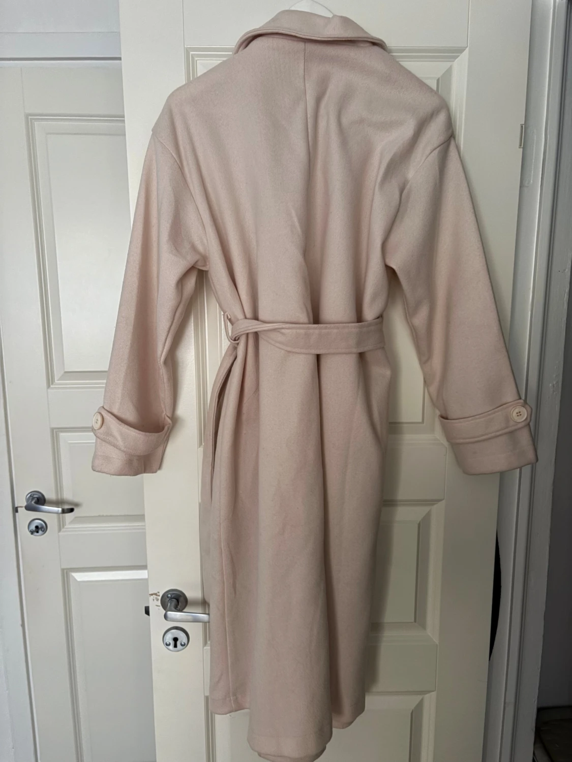 Ljusbeige kappa med bälte och knappar - 4