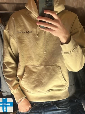 Ralph Lauren Hoodie -  Säljer denna Riktigt snygga hoodien från Ralph Lauren som är i storlek S. Den är i bra skick utan defekter. Bara att skriva över frågor och funderingar.