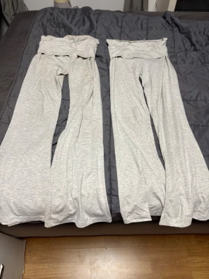Grå yogapants från Cubus  - Säljer 2 par gråa yogapants från Cubus det går att köpa ett par bara för 150 annars kostar både byxorna 300