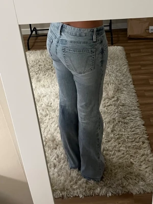 Blåa lågmidjade jeans - Ljusblåa lågmidjade flare jeans från Gina Tricot. Använda fåtal gånger så som nya. Nypris 399kr. Långa på mig som är 168cm. Säljer då jag har ett par till. Tryck gärna på köp nu. 