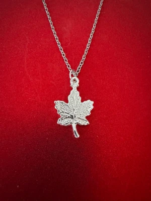 Löv halsband  - Halsband som inte är i äkta silver/guld. Kedja är oftast 50cm men kan ibland komma i 45cm. Kedja är rostfritt stål, berlock oftast i zinklegering men kan även det i vissa fall vara rostfritt stål. Be gärna om mått på berlock om detta är viktigt då bilderna är missvisande när det gäller hur stora dom är! 🌹❤️  Allt är nytt även om de kan stå ”mycket bra skick” , detta mest för att Vinted inte ska fundera på varför jag bara har nya saker .  Bud accepteras inte 🥰🌹