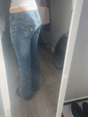 Lågmidjade jeans  - Säljer dessa jeansen jag köpt på second hand, super fint skick. Kommer tyvärr inte till användning. Storlek 38 men skulle säga att de passar S-M.