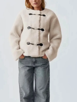 Beige teddyjacka från Gina Tricot XS - Säljer denna populära jacka från Gina Tricot