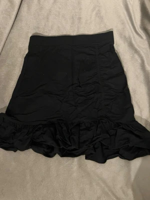 svart kjol - Säljer en svart kjol från gina, aldrig använd.