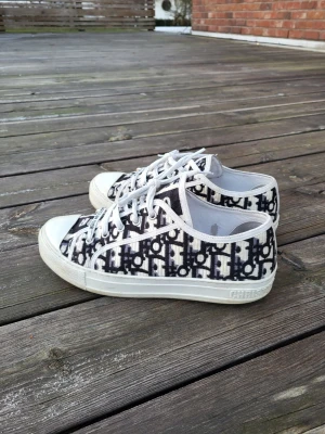 Sneakers - Sneakers Walk'n Dior, storlek 40. Använda, men har mycket mer att ge !