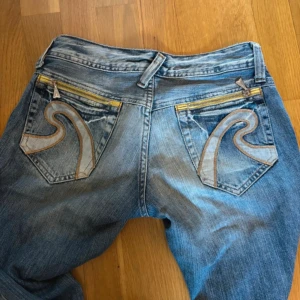 Replay jeans - Ett par jätte snygga långmidjade jeans från Replay. De har jätte fina gula detaljer och bakfickorna är SÅ snygga. De är klippta längst ner! Säljer då de är för korta. Midjemått: ca 34 cm Innerbenslängd:75 cm Bilderna är lånade!💕