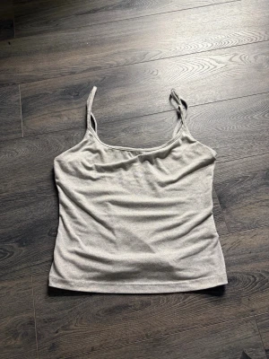 Grått linne - Grått linne från shein. Sömmen har släppt lite i ena bandet