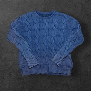 Ralph Lauren kabelstickad tröja - herr strl M - Säljer en vintage Ralph Lauren kabelstickad tröja i washed blå färg i storlek M  👕 Märke: Ralph Lauren 📏 Storlek: M 🎨 Färg: Washed blå 📍 Skick: Mycket bra skick (se bilder)  💬 Har du några frågor är det bara att höra av dig! 💰 Vid snabb affär kan priset diskuteras. 📦 Skickar alltid inom 24 timmar!