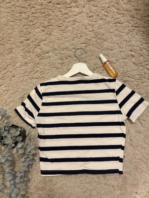 Söt randig topp - Svart,vit randig topp från Zara i strlk S. Kan användas till allt💘
