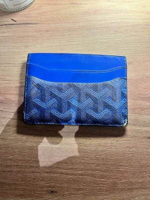 Blå plånbok  - Säljer en blå plånbok med några skador som du kan se på bilderna kom med frågor om det är något 😅👍