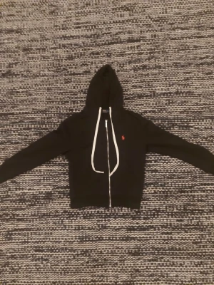 Ralph lauren hoodie (läs beskrivning) - Fin ralph lauren hoodie, skön och väldigt snygg. Hoodien är 62 cm lång och 42 cm bred på axlerna. (Skriv innan köp)