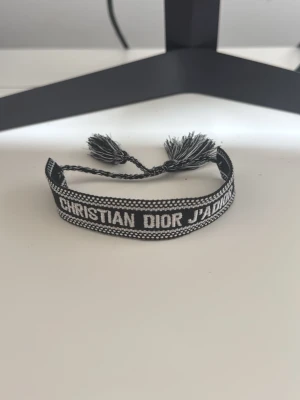 Cd svart/vitt armband - Snyggt oanvänt armband i svart