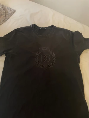 Dolce Gabbana  - En svart äkta dolce gabbana t shirt. Har två Elr tre fläckar som it syns om du böjer tröjan när du har den på dig. Den passar för xs S och m 