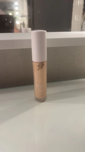 e.l.f. Hydrating Camo Concealer - Säljer en e.l.f. Hydrating Camo Concealer i färgen fAIR WARM. Perfekt för att täcka mörka ringar och ojämnheter. Enkel att applicera och blenda för ett naturligt resultat. Kommit till användning ca 5-6 gånger köpt inne på H&M för 109 kr! Säljs då den ej är min färg. Pris kan diskuteras!