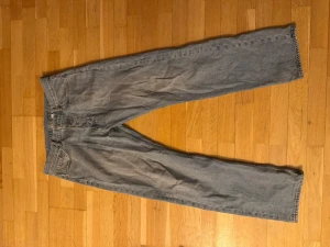 Space Relaxed jeans från Weekday - Ljusblå jeans från Weekday, modellen Space Relaxed Straight. Klassisk femficksdesign med raka ben och normal passform. Jeansen är tillverkade i bomull och har en enkel, stilren look med ljus tvätt och subtila sömmar.