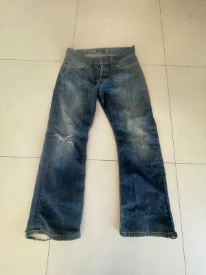 Levi's 502 blå jeans med slitningar - Ett par Levis 502 om jag inte minns fel, decent skick. Storlek 32.