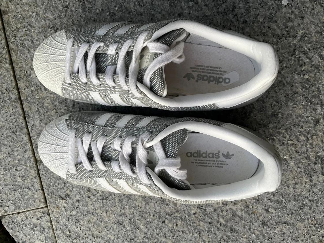 Adidas Superstar grå/vita sneakers