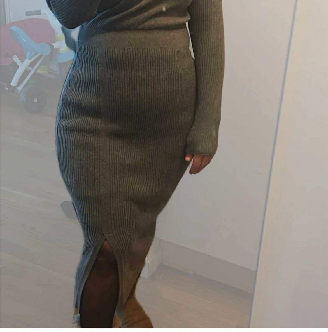 Grå ribbad omlottklänning - 2