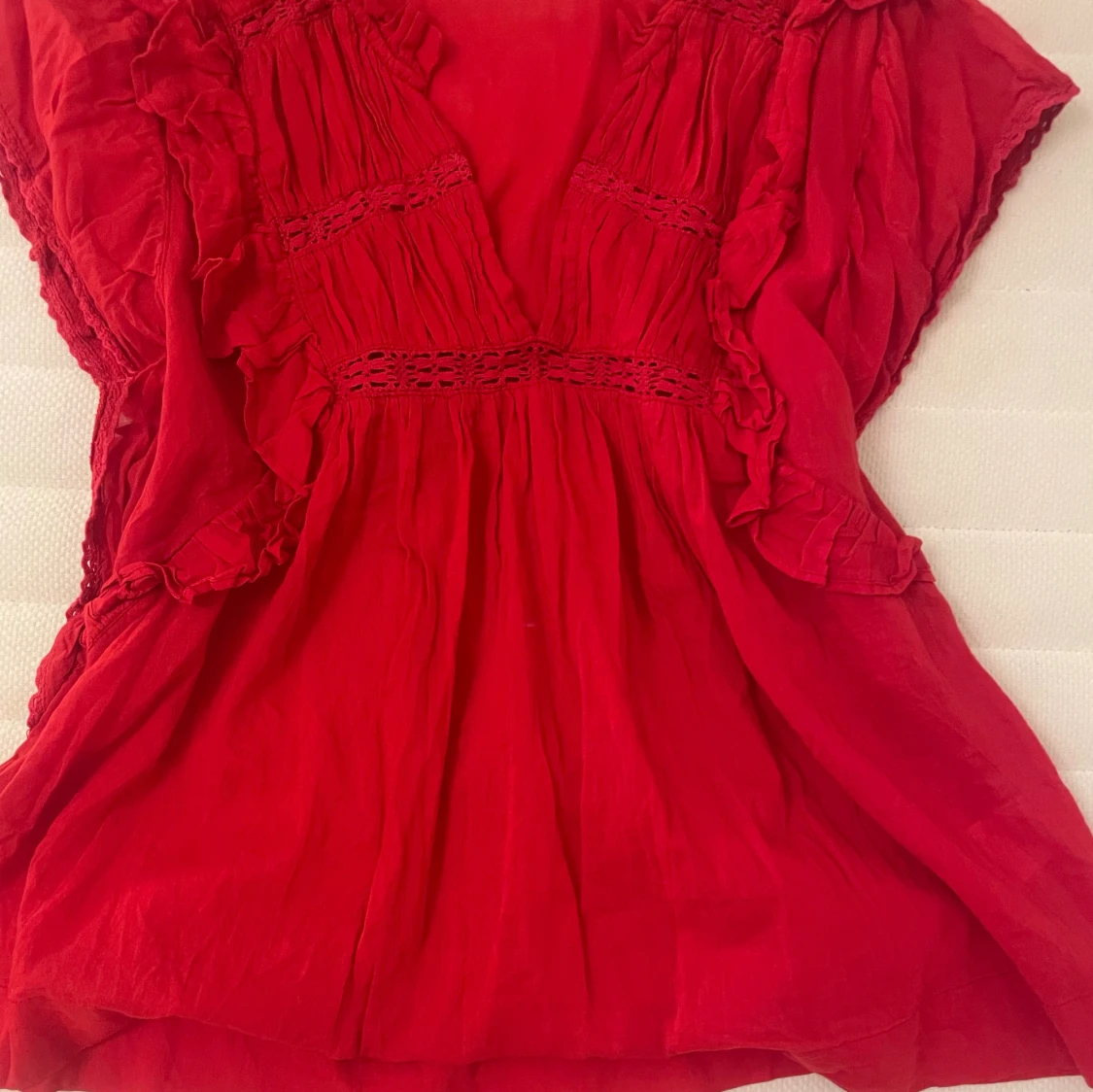 Röd blus med volanger från Neo Noir - 1