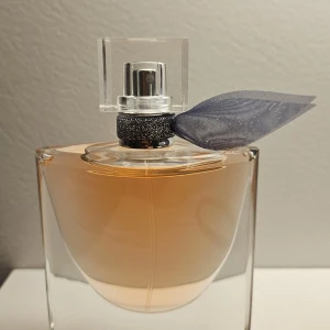 La Vie Est Belle EdP 50ml - En ikonisk parfym från Lancôme med elegant design och 50 ml volym. Endast taget några sprut, men då jag har andra favoriter i hyllan som jag använder mer så säljer jag denna.