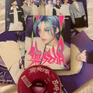 Stray kids  - Hej!  säljer dessa Chan och Felix posters för 50kr +  22kr frakt ^^ Allt på bilderna följer med, alltså ingen pc🫶🏻tryck ej på köp nu!