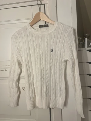 Vit kabelstickad tröja Ralph Lauren - Vit kabelstickad tröja från Ralph Lauren. Aldrig använd
