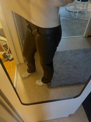 Lack byxor från Bik Bok - Säljer dessa svarta lackbyxor från Bik Bok eftersom de är för korta för mig. Storlek 36. De är knappt använda och väldigt fint skick!!🤍