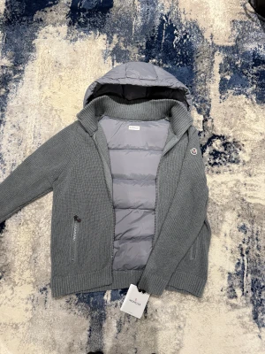 Grå Moncler Cardigan - Säljer denna väldigt unika moncler cardiganen i storlek XL men den sitter som L. Han på bild är 185cm, 75kg så man får utgå från det ifall den passar eller inte. Pris kan diskuteras vid snabb affär!