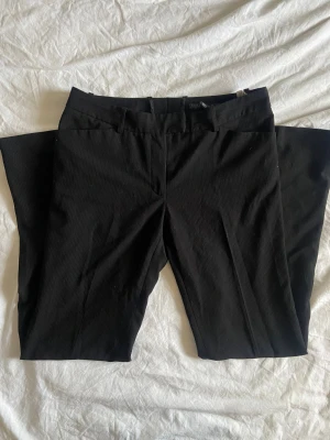 Lågmidjade kostymbyxor - Superfina lågmidjade kostymbyxor i storlek 38🫶🏼 svarta med supertunna vita streck. Inga defekter! Midjemått- 40cm innerbenslängd- 80cm