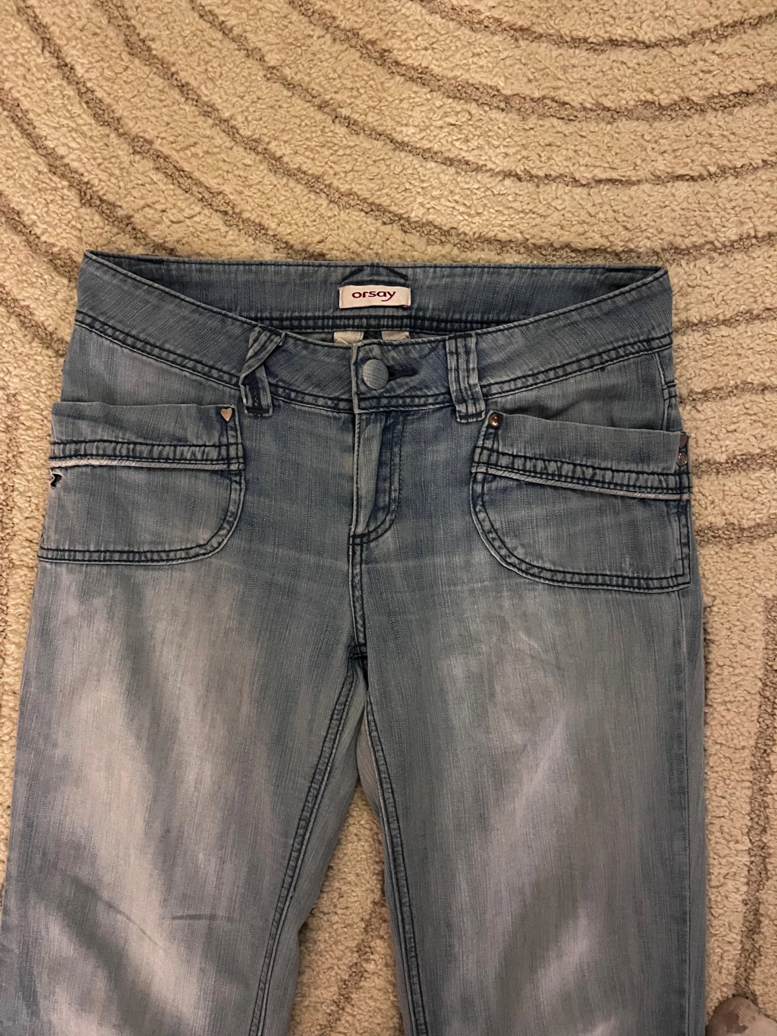 Bootcut jeans i ljusblå denim från Orsay - 2