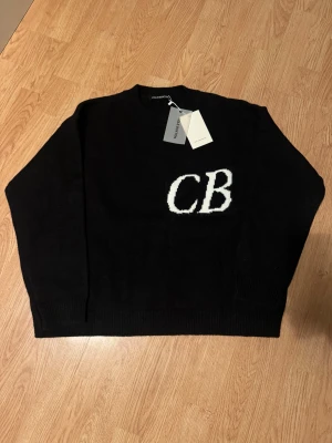 Cole Buxton Stickad Tröja - Helt ny och oanvänd svart stickad tröja från Cole Buxton med vit CB-logga på bröstet och taggarna är kvar på plagget. Tröjan kommer i storlek S och är overzised fit! Vid fler frågor är det bara att höra av sig🙌