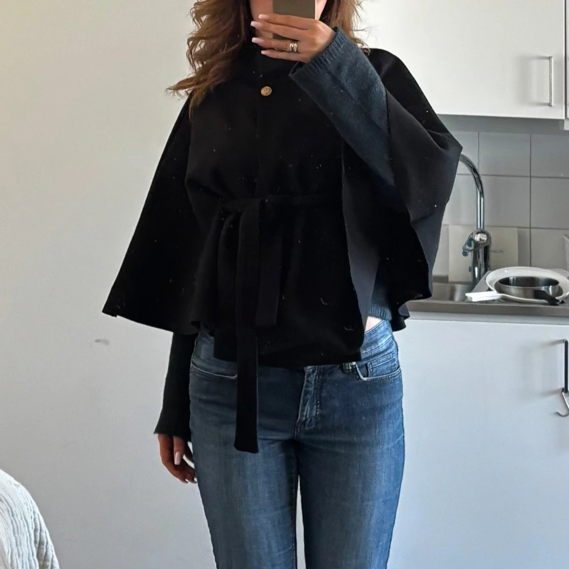 Svart capejacka med bälte och knapp - 1