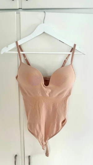 Body hm - Populär body från HM som jag köpte på plick men passade inte mig helt💕 Har inga märken utan är som i nyskick. 